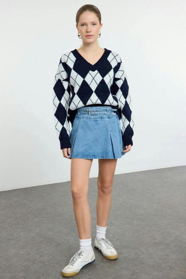 WOVCOR Soft-Textured V-Neck Argyle Pattern Knit Sweater