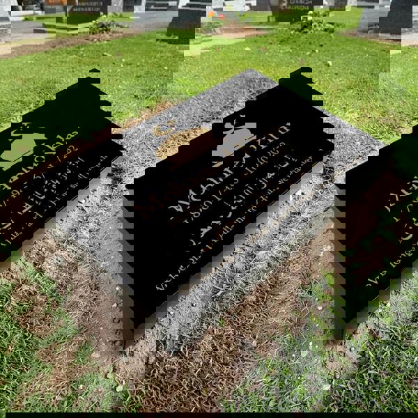 Memorials Direct Granite Memorial Tablet with Islamic Design, Free Personalised Gold Engraving, Polished Black Granite