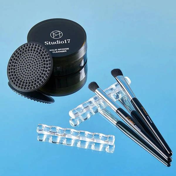 STUDIO17 Brush & Puff Cleanser