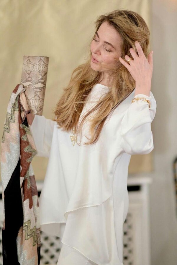 Hoxton Gal Relaxed Fit Long Sleeves Layered Blouse in White with Necklace