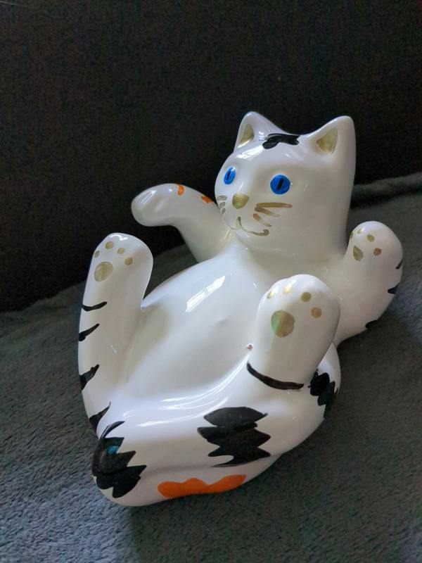 Bundled Gifts ceramic cat ornamant gift wall, free standing