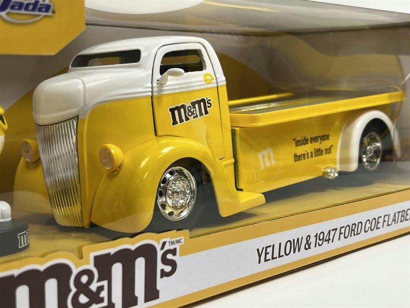 Jada M&Ms Yellow Figure and 1947 Ford Coe Flatbed 1:24 Scale Jada 253255066 33425
