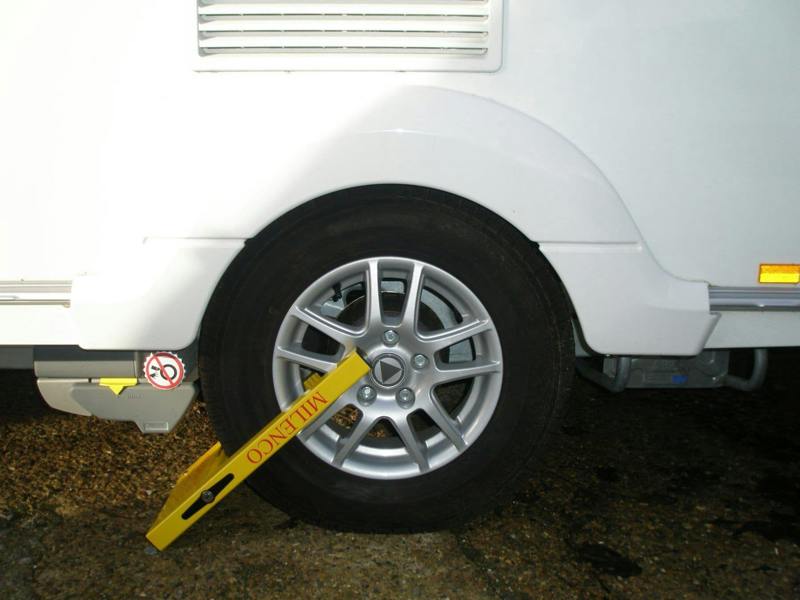 Milenco 2745 Compact Wheel Clamp 12" TO 16" Alloy & Steel Wheels