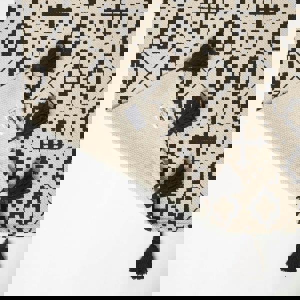 HOMESCAPES Reva Black & White Cotton Geometric Rug