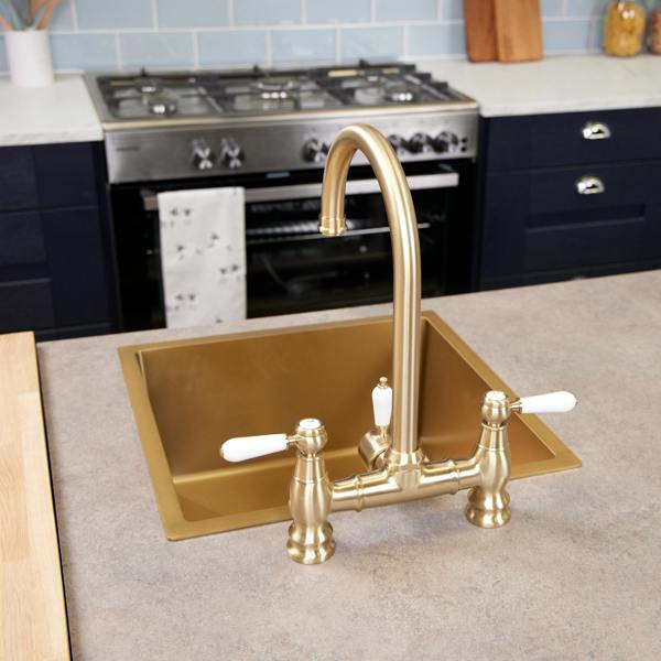 Flode klas | Traditional Bridge Style 3 in 1 Instant Boiling Tap | White Ceramic Levers | Brushed Brass Finish