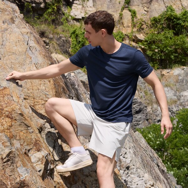 CabinZero Ultralight Travel T-shirt, Tencel-Merino Blend, Odour-Resistant & Quick-Dry - Absolute Black