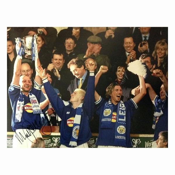 Matt Elliott signed 16x12 photo. — Unframed