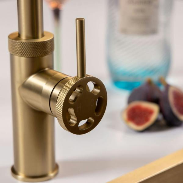 Flode Hjul  | Single Lever Industrial Style Kitchen Tap | Swan Neck Design | Brushed Brass