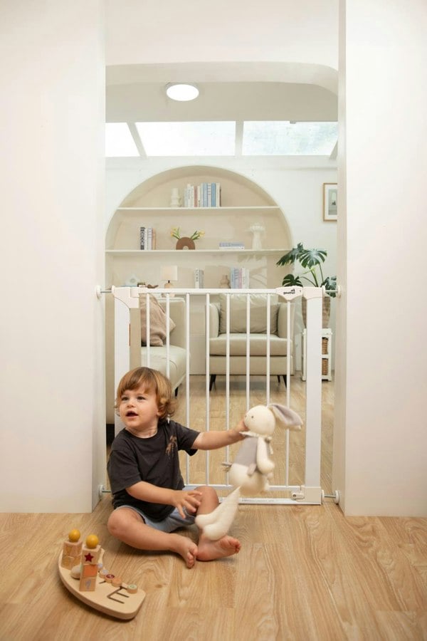 Safetots SafeStep Gate, White, 89cm - 96cm, Extra Low Walkthough, 74cm Extra Wide Doorway, One Piece Extra Wide Baby Gate