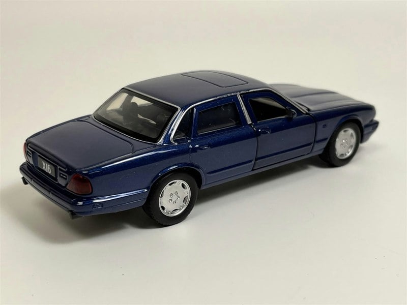 Tayumo Jaguar XJ6 LHD Sapphire Blue 1:36 Tayumo 36100019