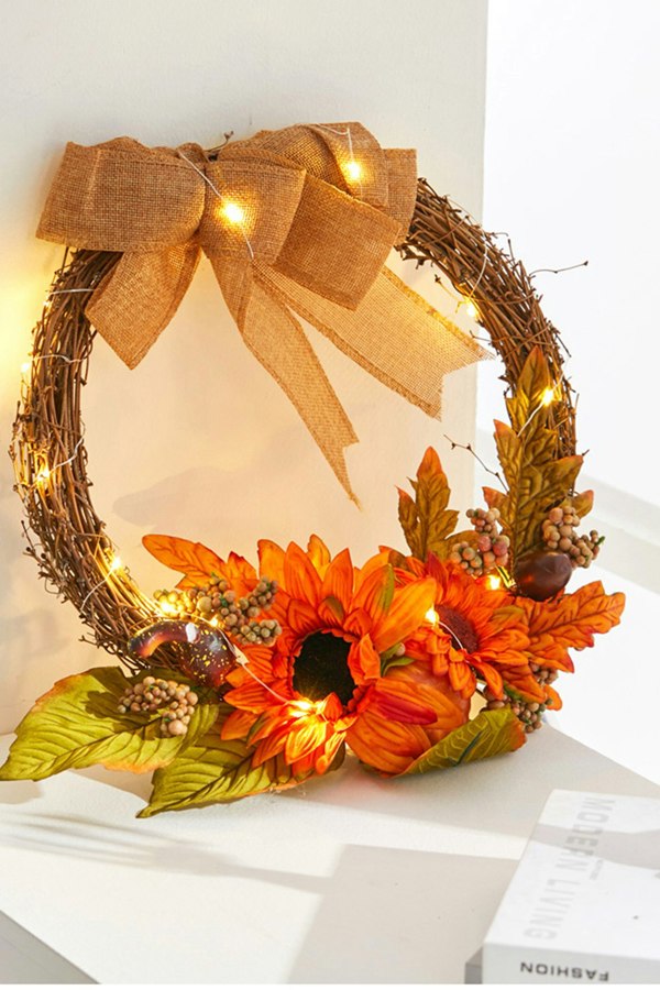 Living and Home D30cm Halloween Decoration Artificial Sunflower Wreath with Lights