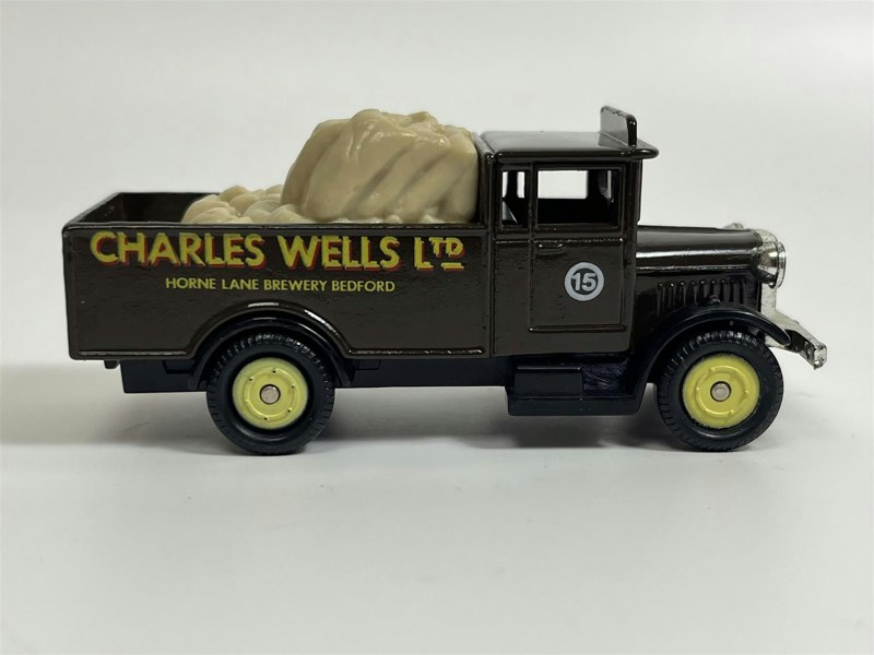 MCSlots The Village Collection Charles Wells Ltd Cameo From Corgi VCC08D S6