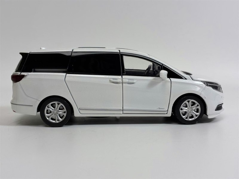 Tayumo Buick GL8 LHD Light & Sounds White 1:32 Scale 32601510
