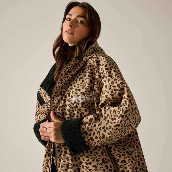 Regatta Unisex Adult Leopard Print Waterproof Reversible Changing Robe - Multicoloured