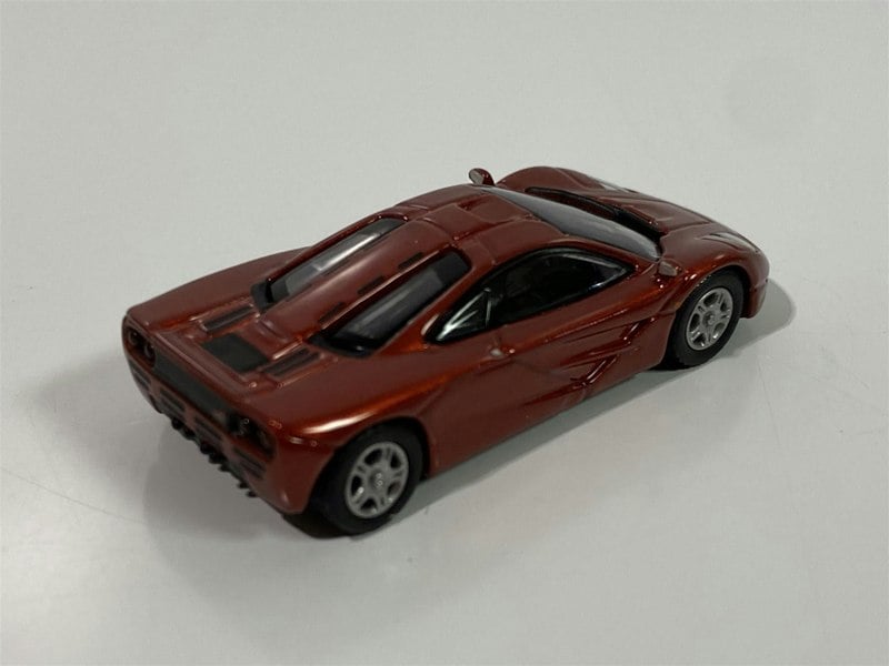 minichamps 870133820 mclaren f1 roadcar 1994 red metallic 1:87 scale