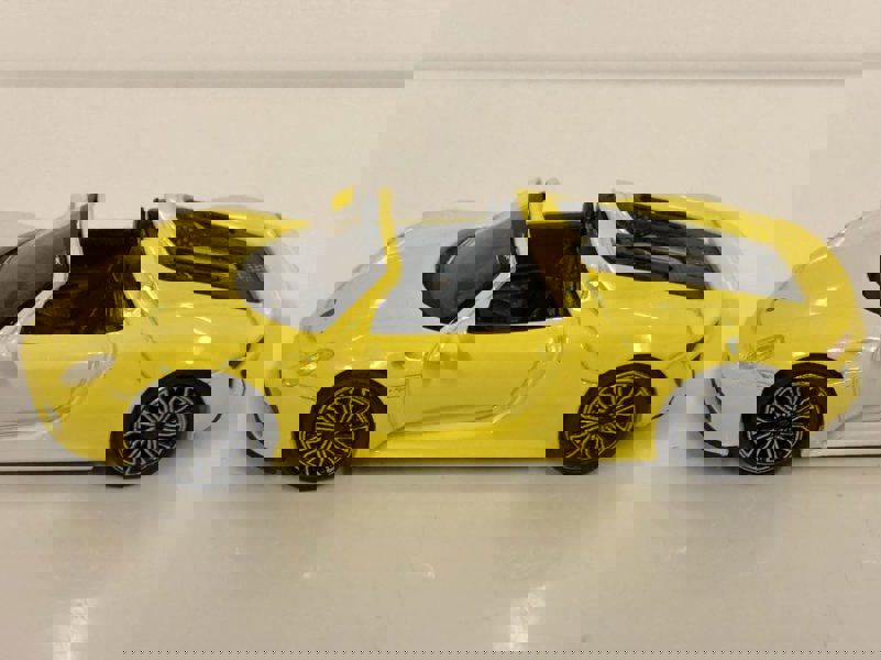 minichamps 870062131 porsche 918 spyder 2013 yellow 1:87 scale
