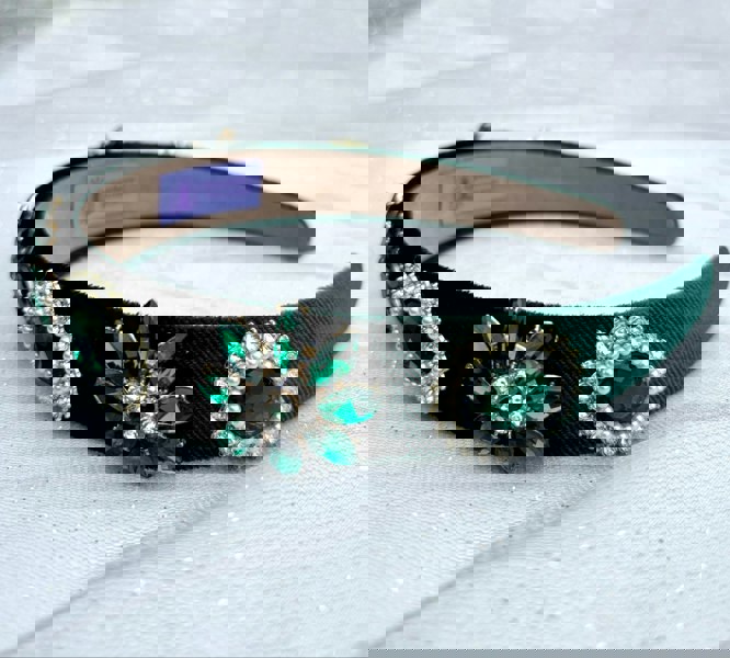 Green pearl headband, soft velvet fabric, embellished with rows of glossy pearls, padded design, elegant statement hair accessory, vintage inspired style
