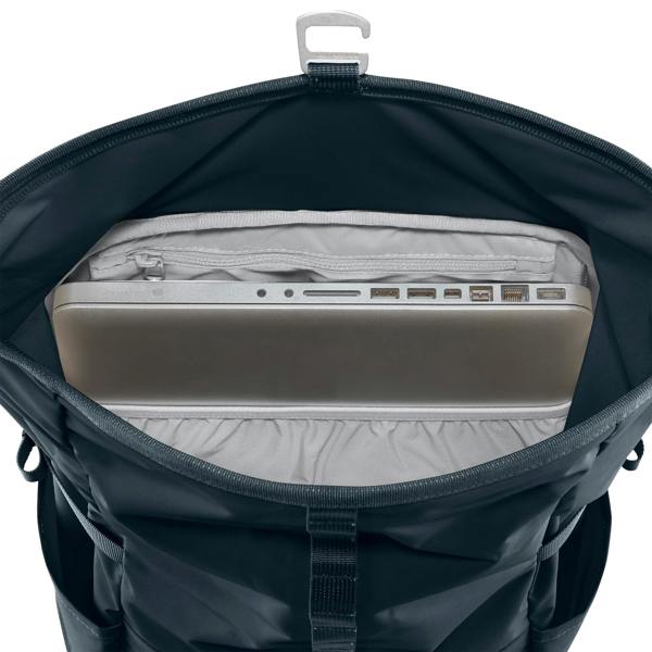 Laptop sleeve within of Fjallraven High Coast Foldsack 24 for Men in Navy
