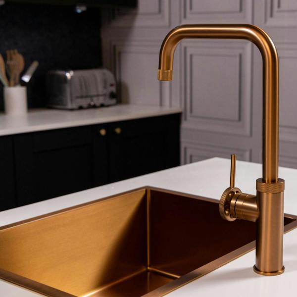 Flode Hjul  | Single Lever Industrial Style Kitchen Tap | Swan Neck Design | Brushed Copper