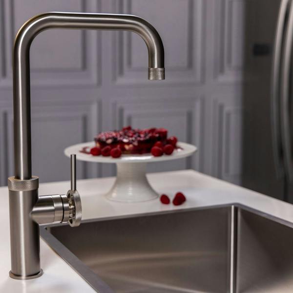Flode Hjul  | Single Lever Industrial Style Kitchen Tap | Swan Neck Design | Brushed Steel