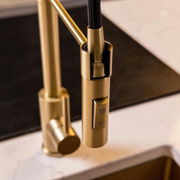 Flode Fjädra | Pull Out Kitchen Sink Mixer Tap | Spring Style Mixer Tap | Brushed Brass | Square Head