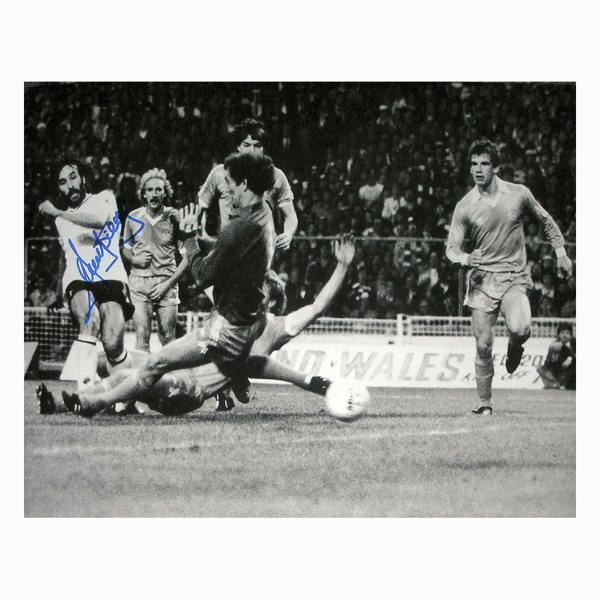 Ricky Villa signed 1981 FA Cup Final photo — Premium framing