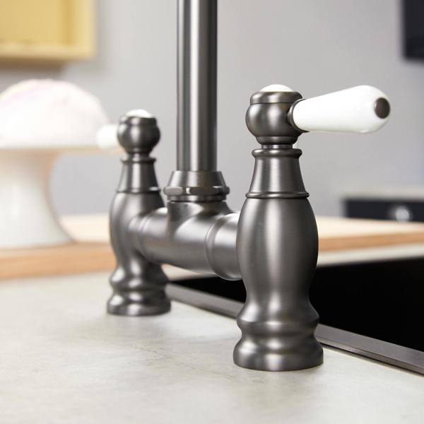 Flode klas | Traditional Bridge Style 3 in 1 Instant Boiling Tap | White Ceramic Levers | Gun Metal Finish