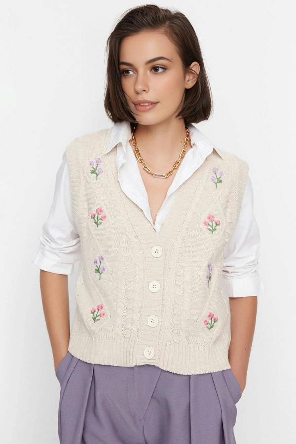 WOVCOR Floral Embroidery Detailed Knit Vest