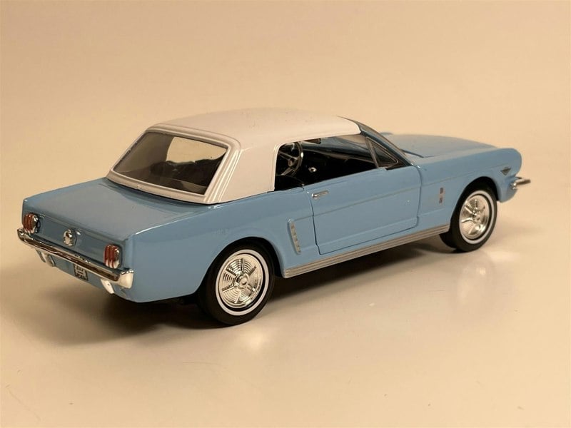 Motormax 007 James Bond Thunderball 1964 1/2 Ford Mustang 1:24 Scale Motormax 79855