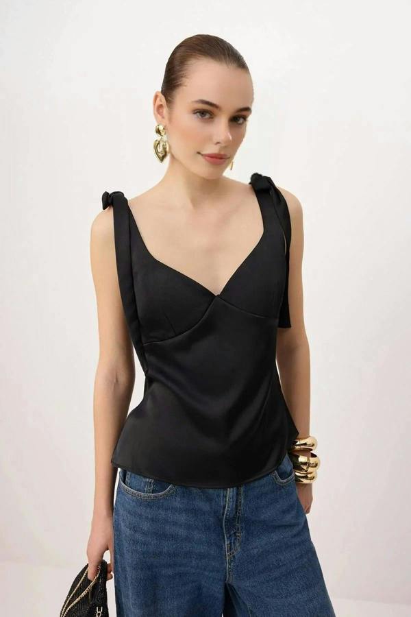 WOVCOR Heart Neck Sleeveless Woven Blouse