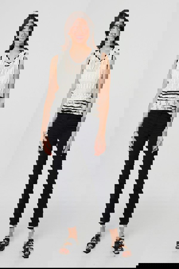 White | Textured Knit Contrast Trim Cropped Vest
