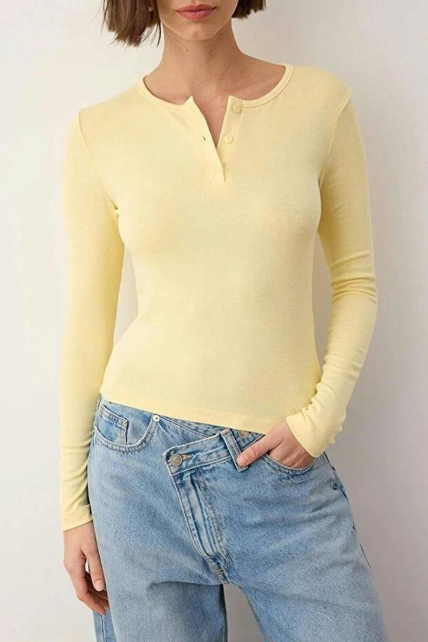 WOVCOR Crew Neck Buttoned Knitted Blouse