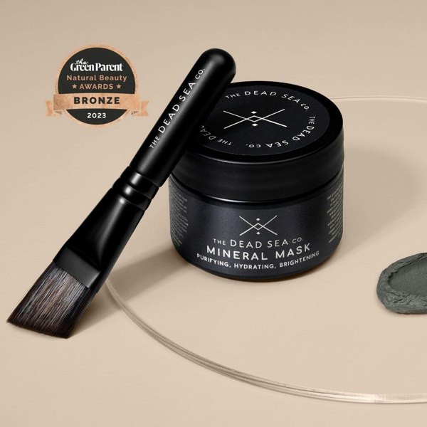 Close-up of 3-in-1 face mask, purifying, hydrating, and brightening the skin in 10 minutes, reducing redness and clearing congestion. Angled face mask brush for easy and even application of the 3-in-1 mask during your self-care ritual.