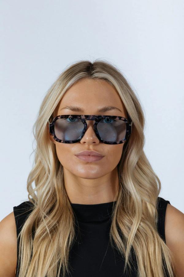Tortoise Retro Navigator Sunglasses in Grey Blue - svnx