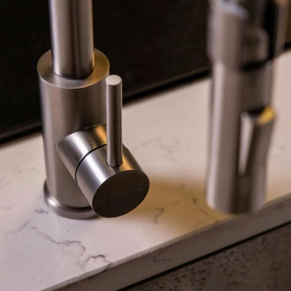 Flode Fjädra | Pull Out Kitchen Sink Mixer Tap | Spring Style Mixer Tap | Brushed Steel | Square Head