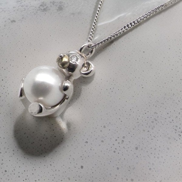 A Teddy Bear platinum pendant