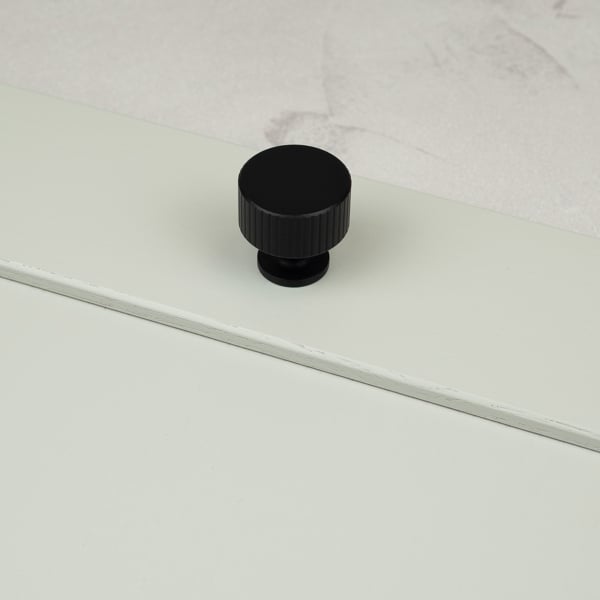 Handle & Home Matt Black Reeded Knob/Handles
