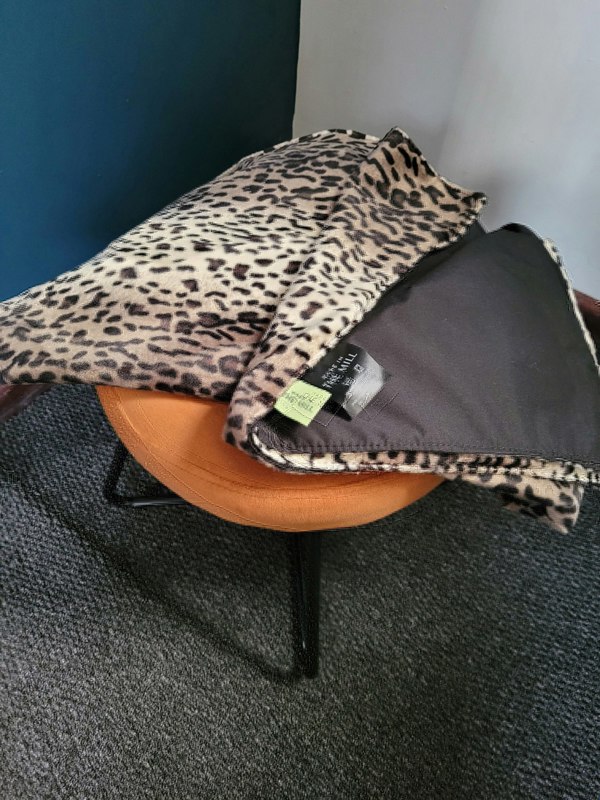 Made in the Mill Water Resistant Cosy Fleece Blanket – Grey Cheetah Print - Black