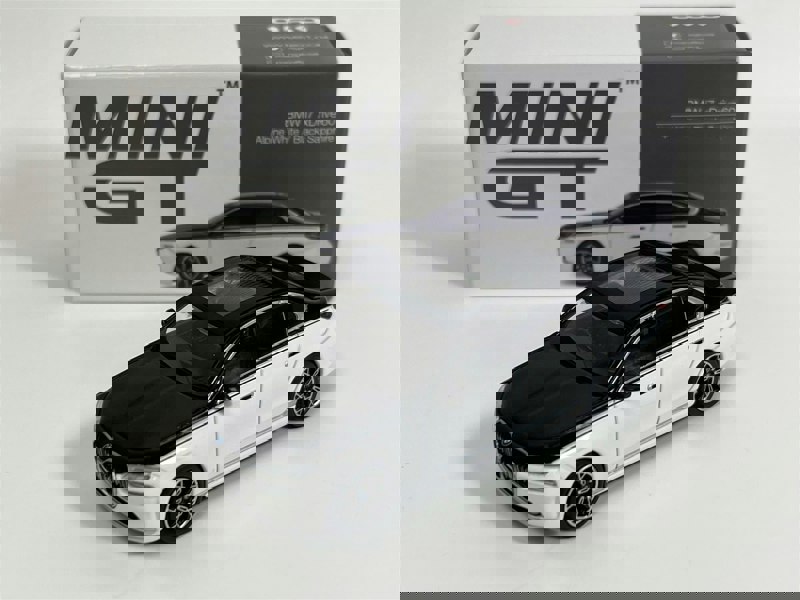 Mini GT BMW i7 xDrive60 Alpine White Black Sapphire LHD 1:64 Mini GT MGT00959L