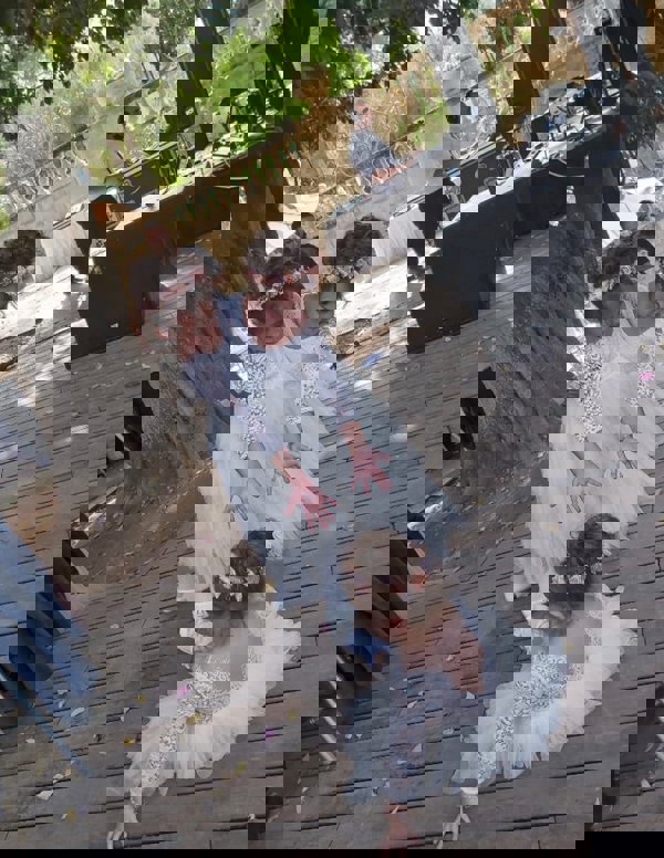 Flower girls holding their hands out