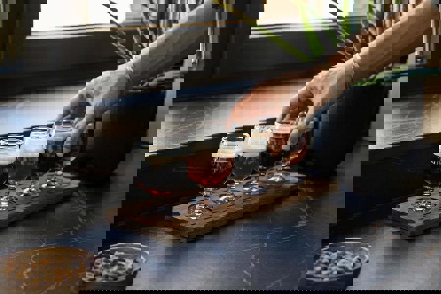 BarCraft Wooden Tasting Paddle 34cm with Set of 4 Glasses, 150ml