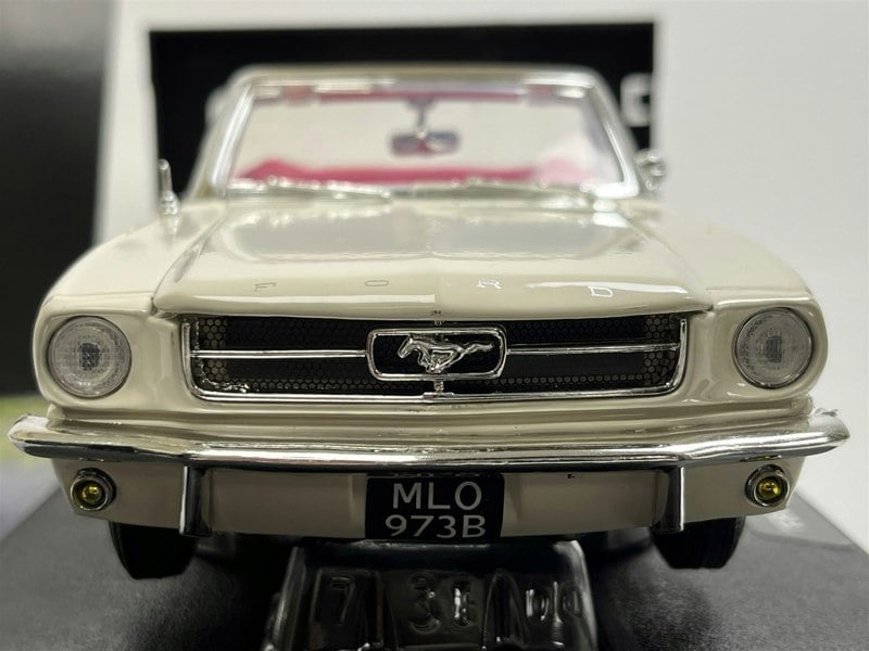 Motor Max James Bond 007 Goldfinger 1964 Ford Mustang Convertible 1:18 Motor Max 79833