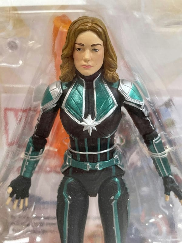 starforce captain marvel 7 inch pvc diorama figure marvel select 192554