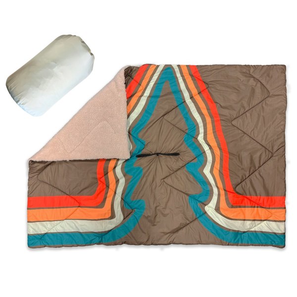 Insulated Outdoor Blanko OLPRO, Flat image of the Vivid Spruce with with the stuff sack at the side. imageset:Vivid Spruce