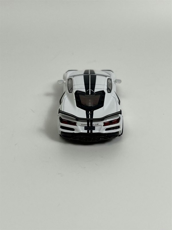 Mini GT Chevrolet Corvette Z06 2023 Arctic White RHD 1:64 Scale Mini GT MGT00677R