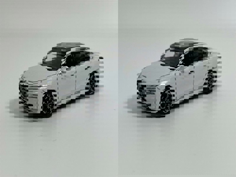 Mini GT BMW i7 xDrive60 Mineral White RHD 1:64 Mini GT MGT00819R
