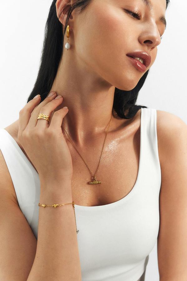 Elk & Bloom Raise The T-Bar Chunky 14K Gold Pendant Necklace