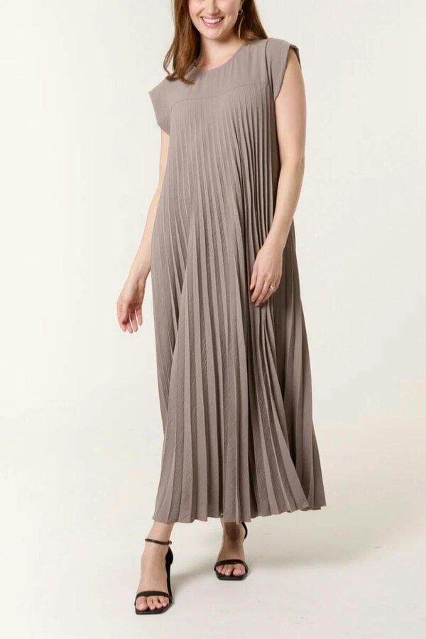 Hoxton Gal Oversized Cap Sleeve Pleated Maxi Dress in Mocha