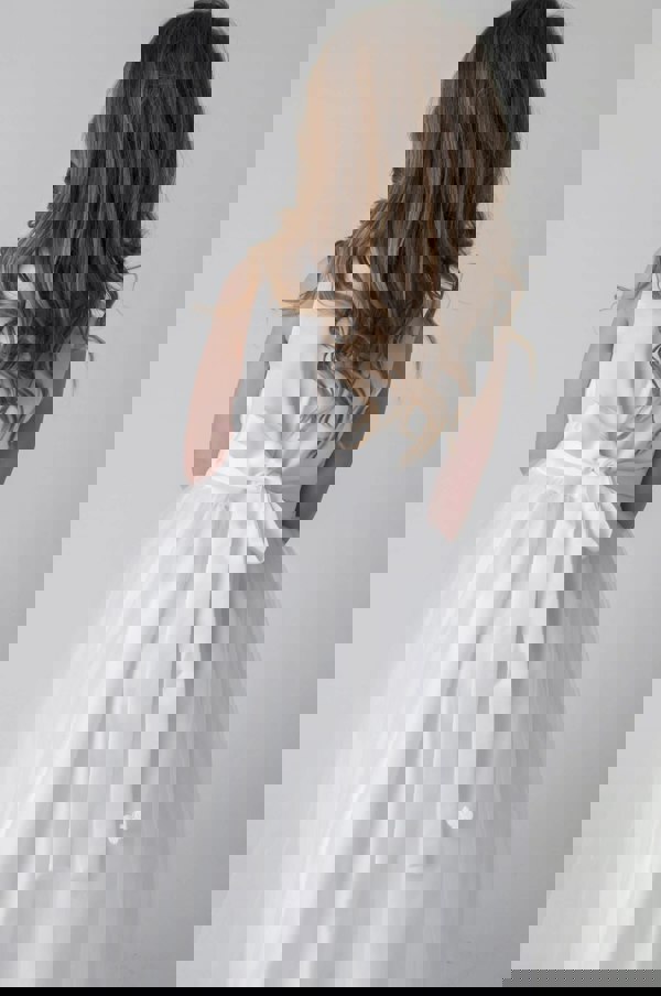 Rear bow on the dress