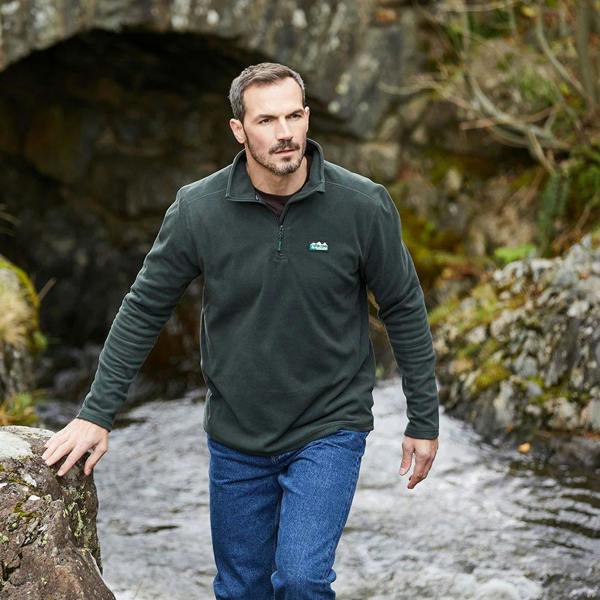 Man wearing the Ridgeline Narvik fleece with stonewash jeans